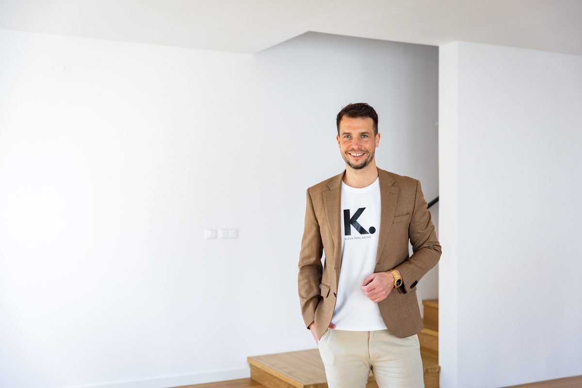 Tomáš Kucek v připraveném interiéru před prohlídkou